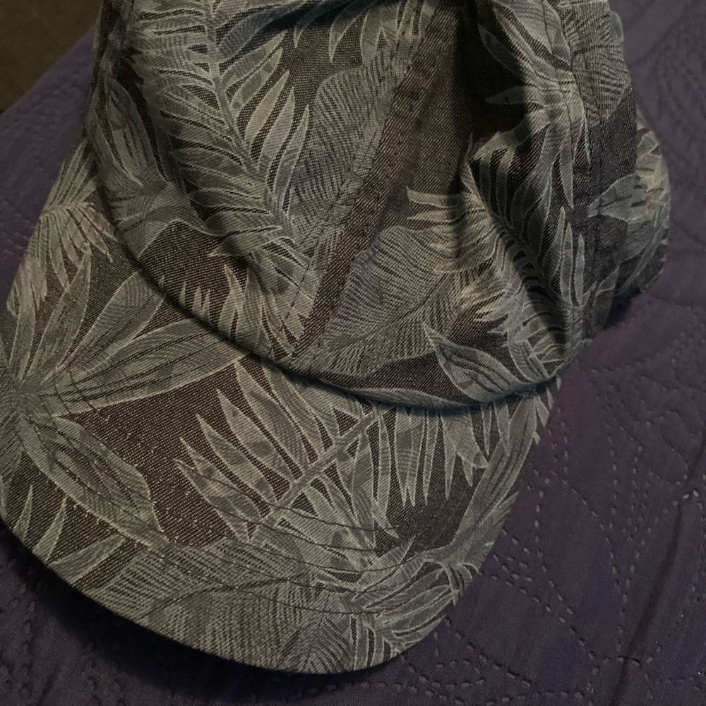 Hat in floral pattern